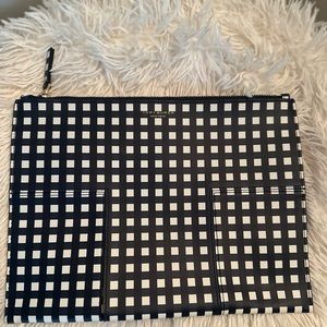 TORY BURCH| NAVY BLUE AND WHITE CHECKERED CLUTCH